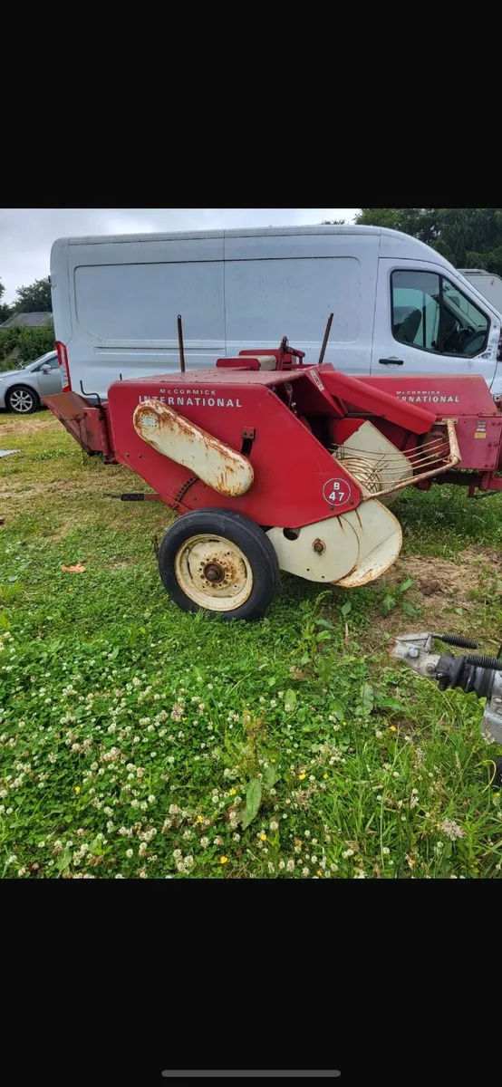 International B47 square bailer - Image 1