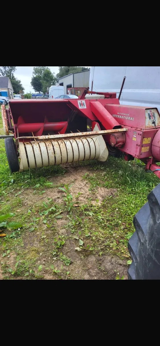 International B47 square bailer - Image 2