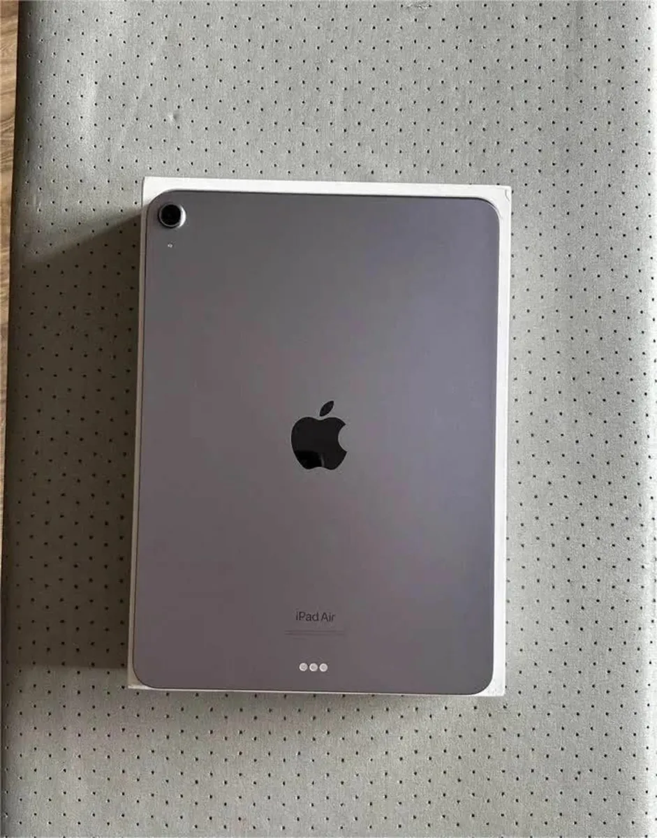 iPad air 5 256GB 2022 - Image 1