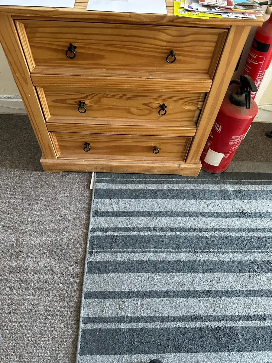 Pine chest of drawers - Image 1