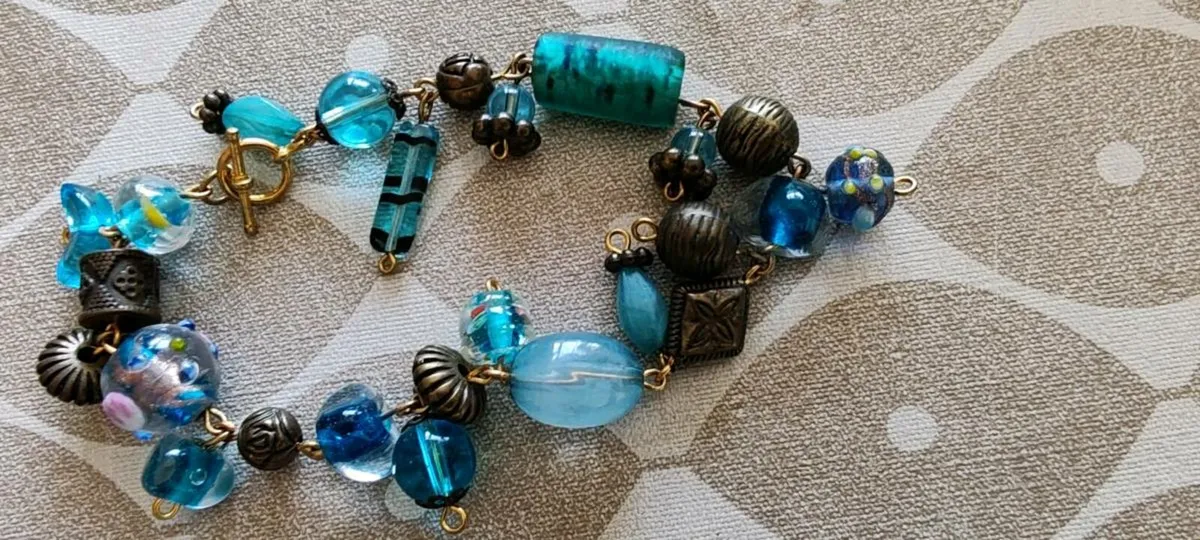 Blue beaded bracelet - Image 3