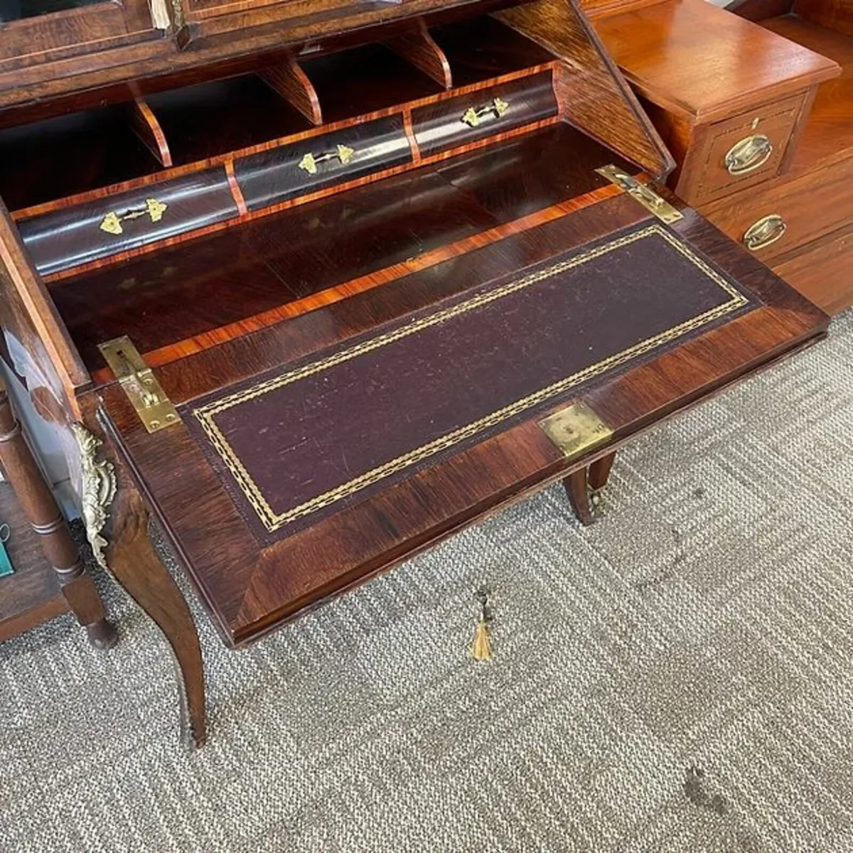 Victorian walnut & inlaid bureau de dame desk. Ref - Image 3