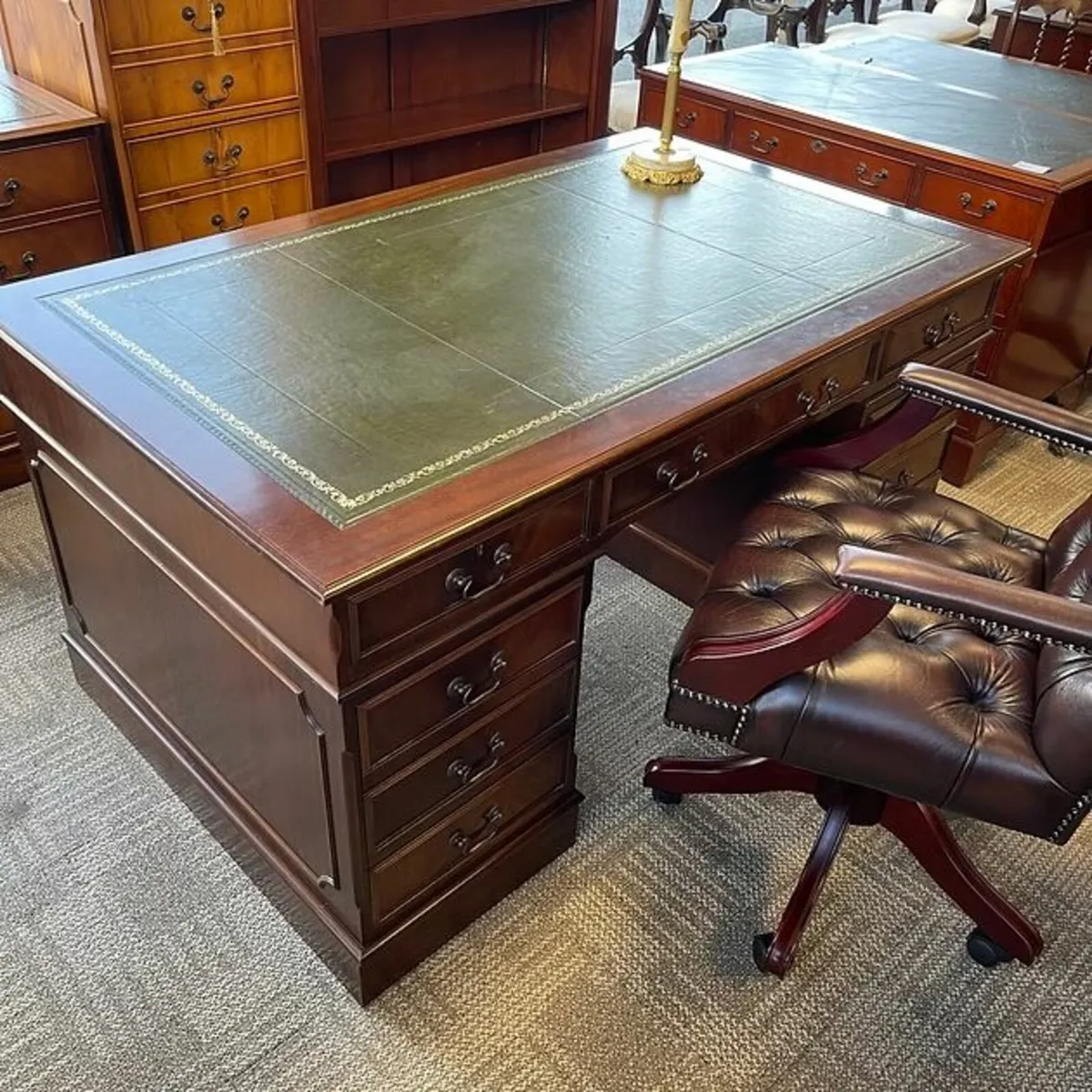 Beautiful mahogany twin pedestal writing desk. Gre - Image 1