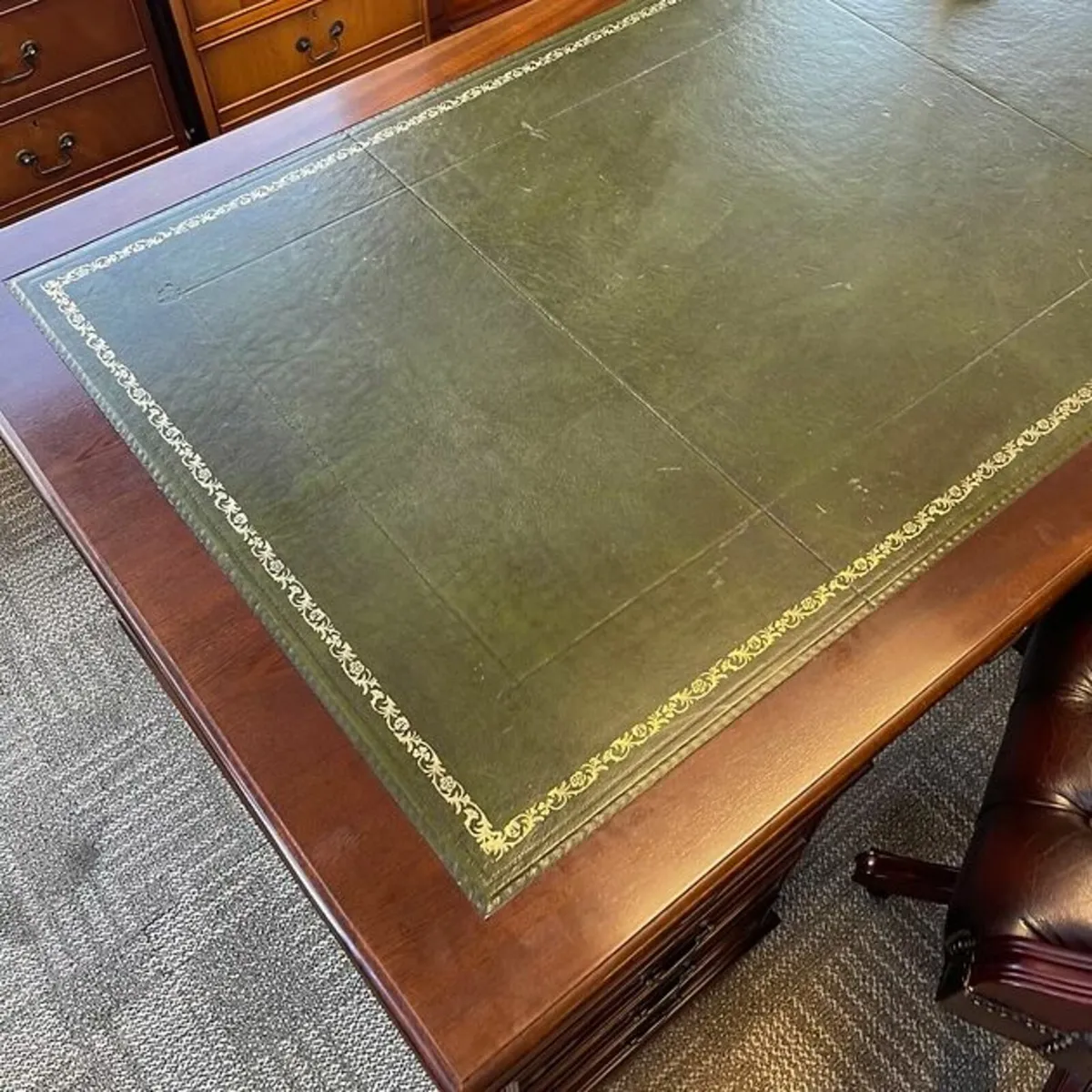 Beautiful mahogany twin pedestal writing desk. Gre - Image 2
