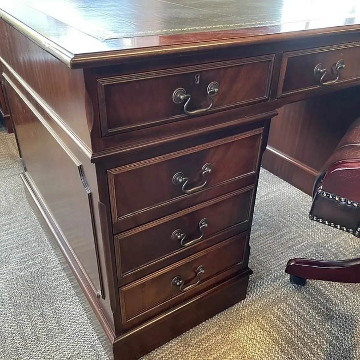 Beautiful mahogany twin pedestal writing desk. Gre - Image 3