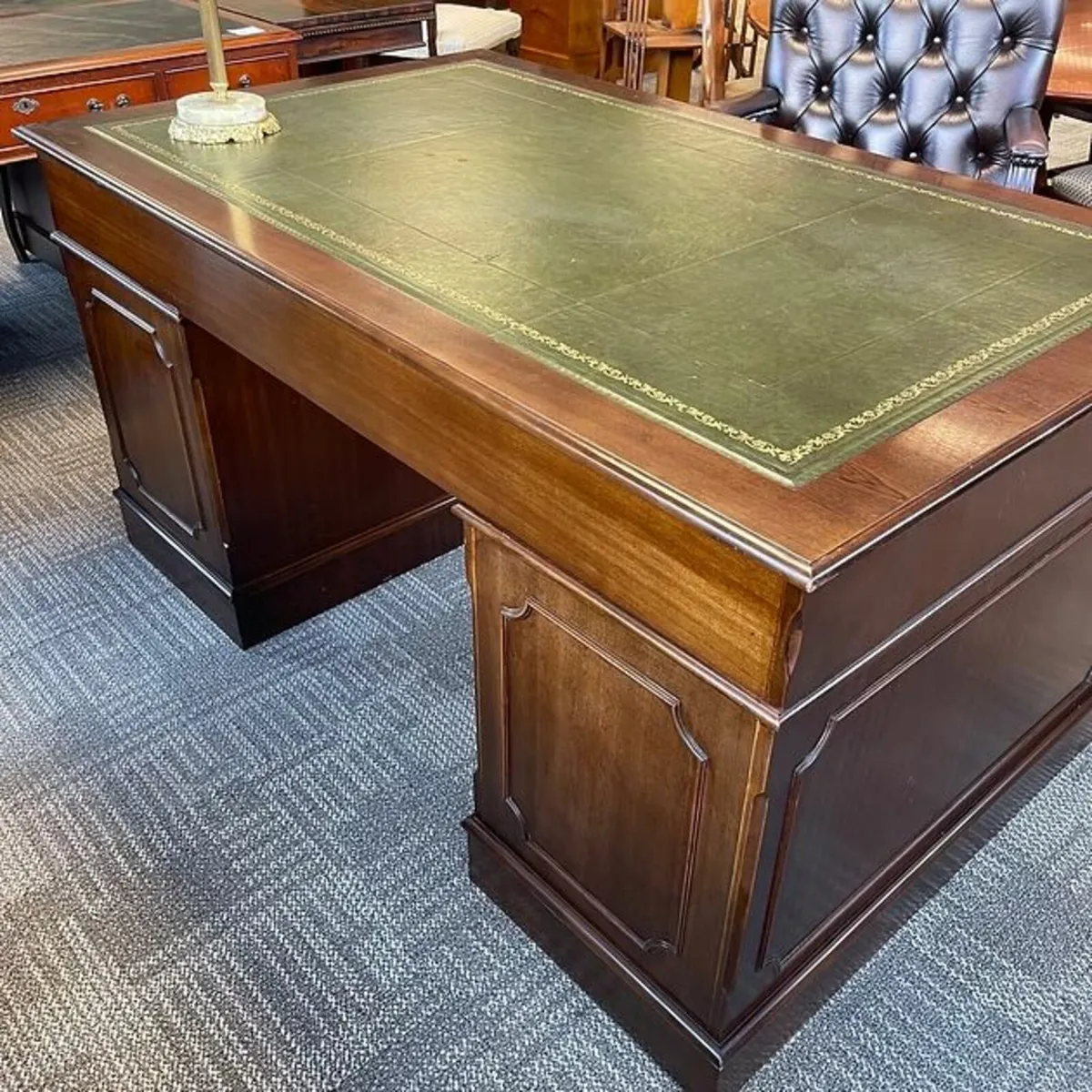 Beautiful mahogany twin pedestal writing desk. Gre - Image 4