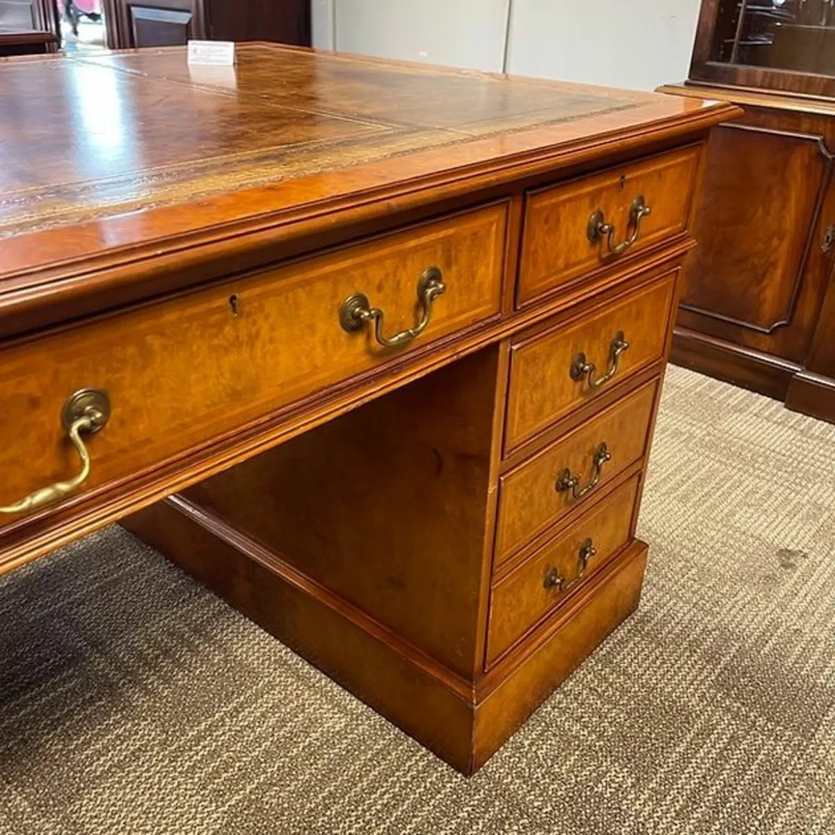 Beautiful walnut twin pedestal writing desk - Image 3