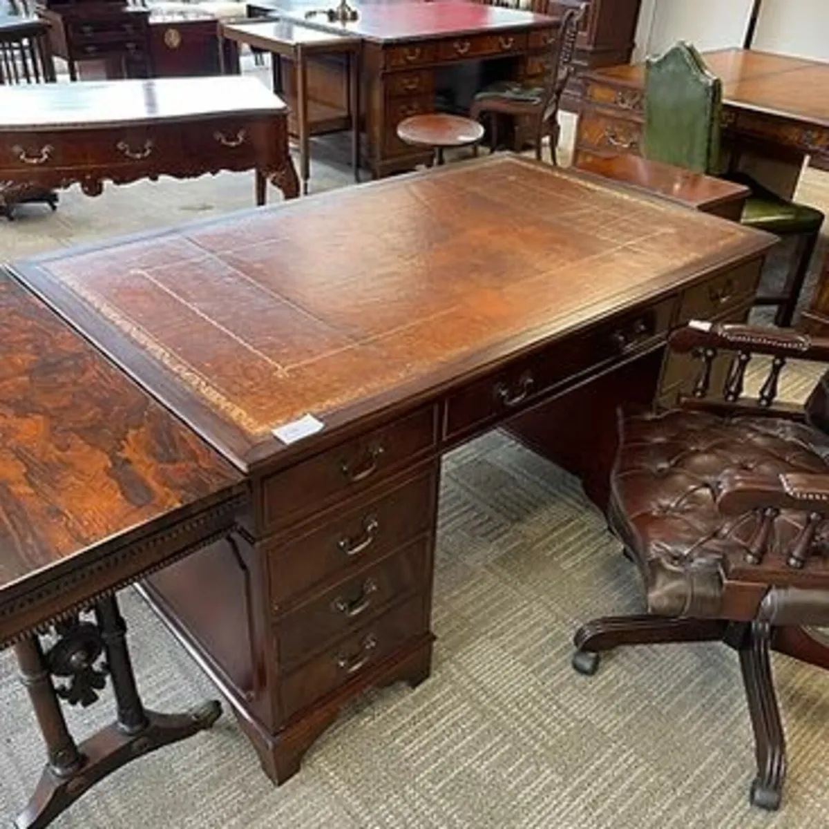 Beautiful mahogany twin pedestal writing desk. Bro - Image 1