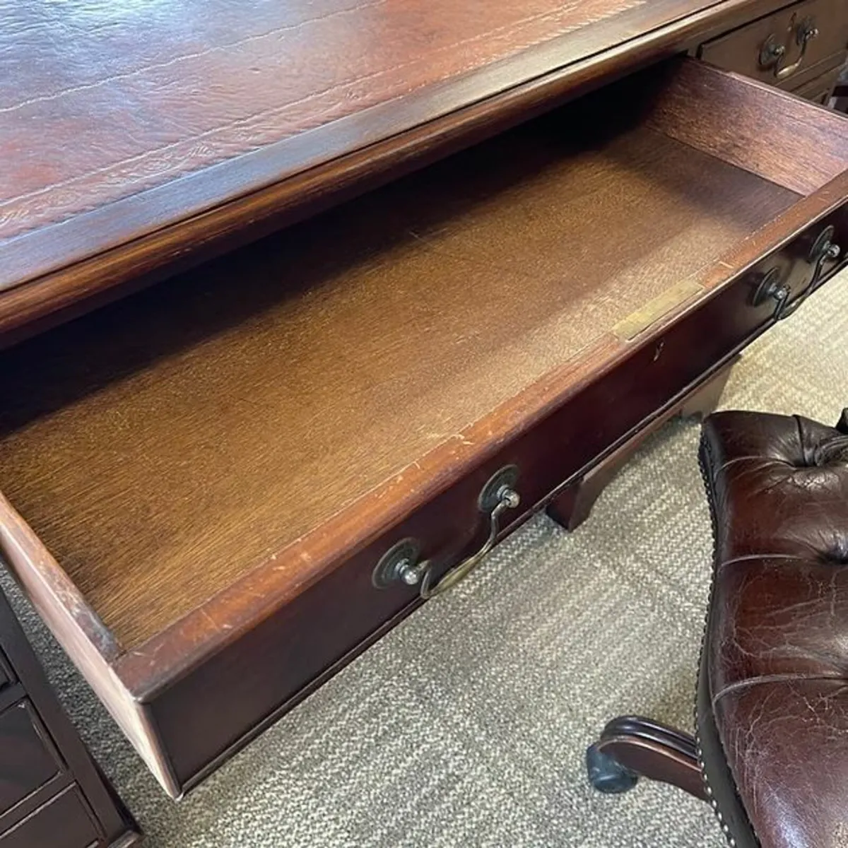 Beautiful mahogany twin pedestal writing desk. Bro - Image 3