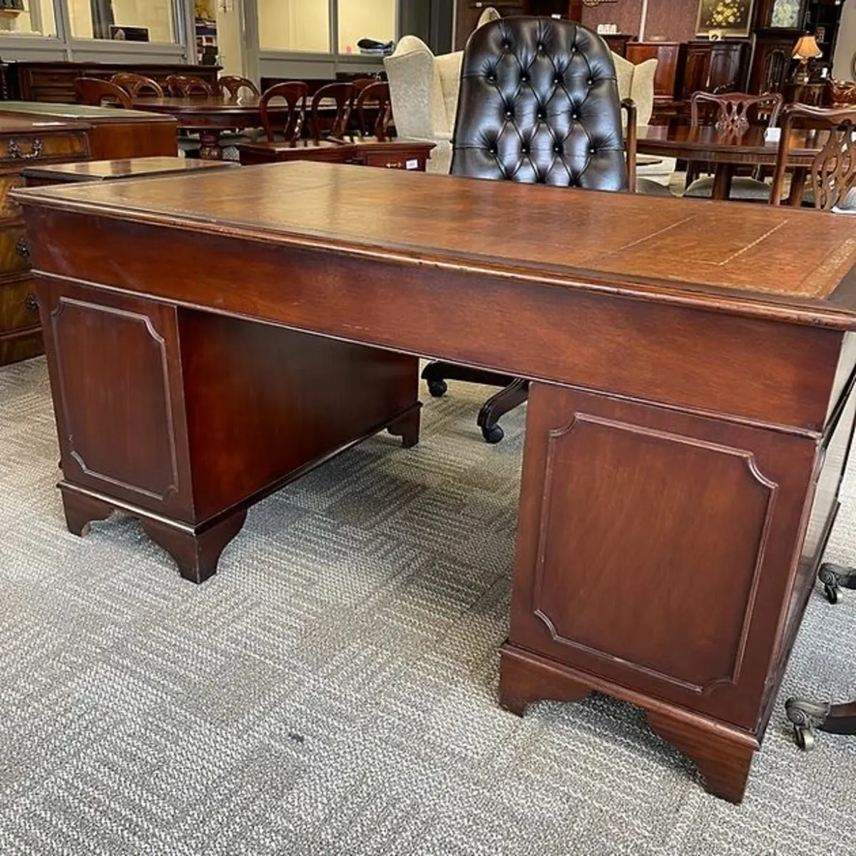 Beautiful mahogany twin pedestal writing desk. Bro - Image 4
