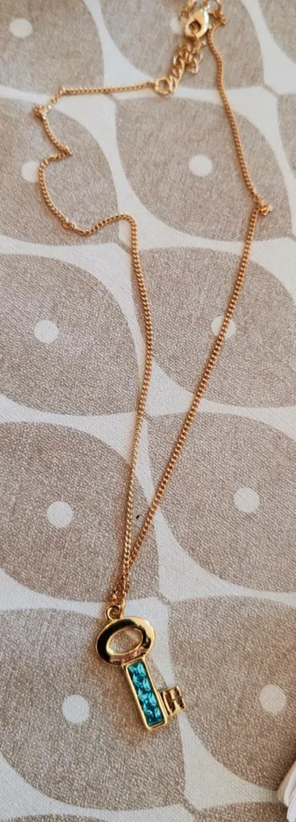 Goldtone key pendant - Image 1