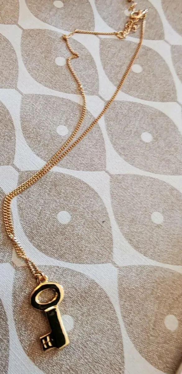 Goldtone key pendant - Image 3