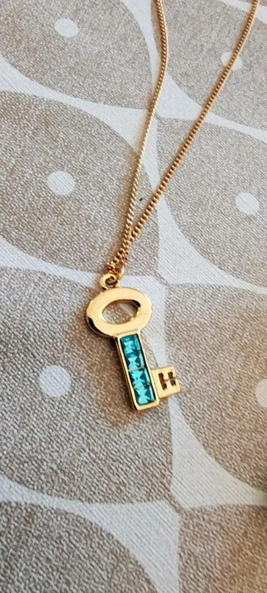 Goldtone key pendant - Image 4