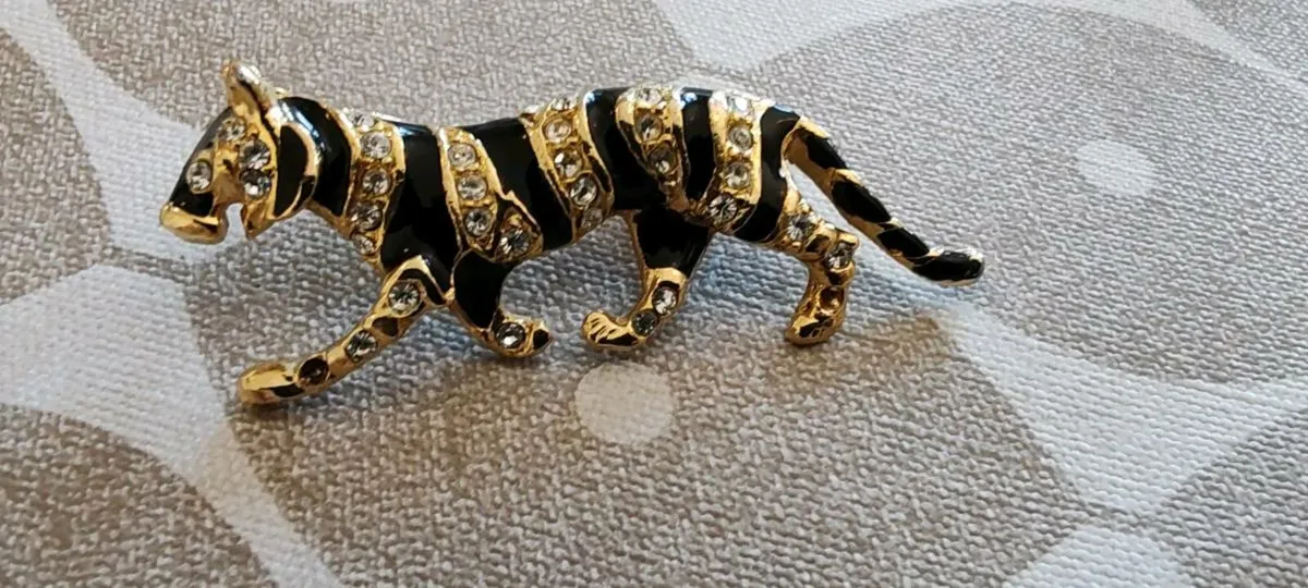 Retro style brooch - Image 1