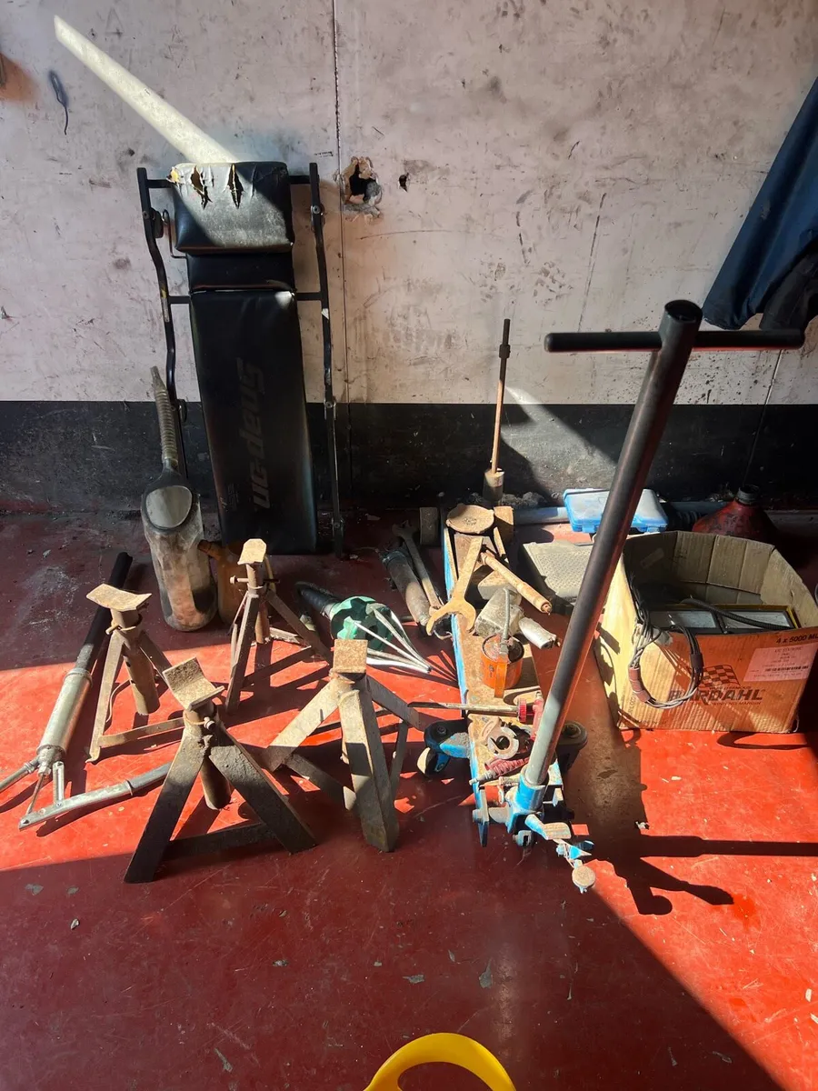 Garage equipment - Image 1