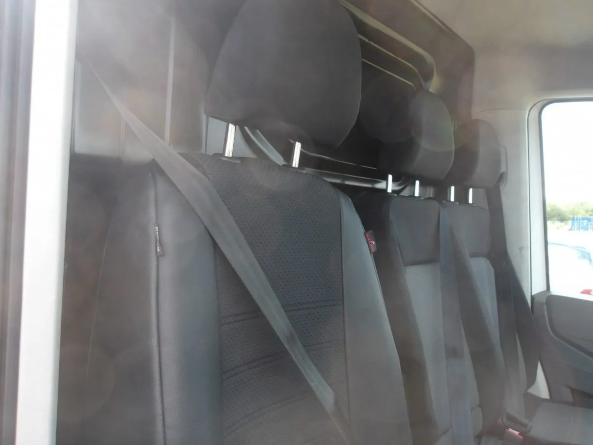 Volkswagen Crafter Crafter 35 MWB 140BHP M6F HR 5D - Image 2
