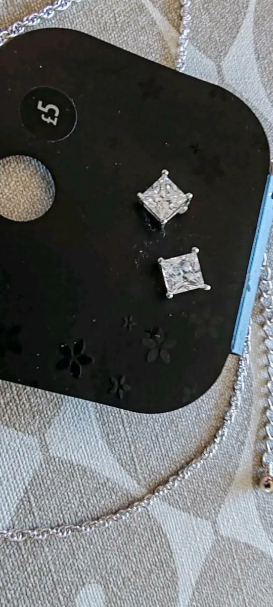 Silvertone pendant and earrings - Image 4
