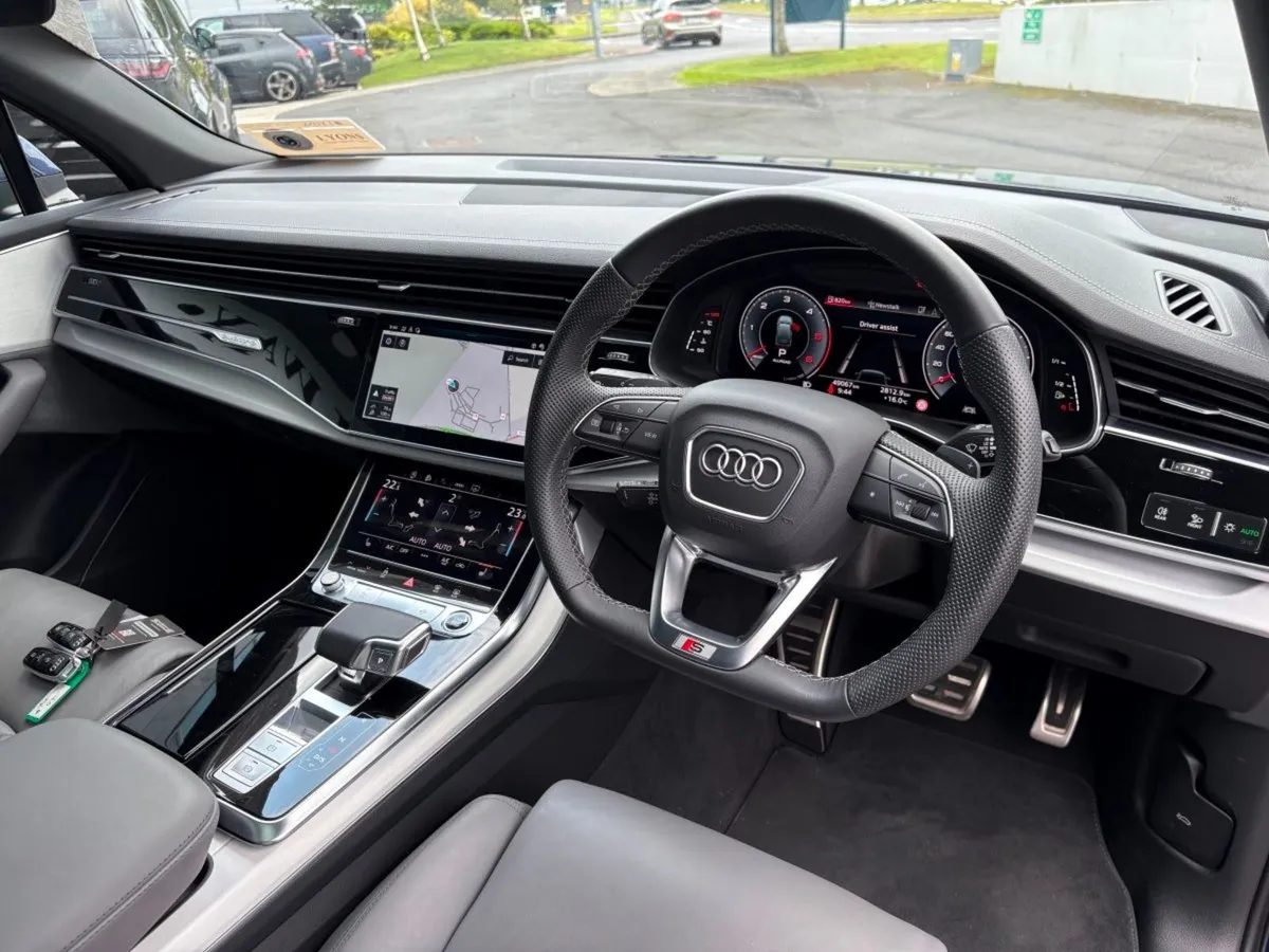 Audi Q7 Diesel / S Line / 7 Seats / Glass Roof / - Image 4