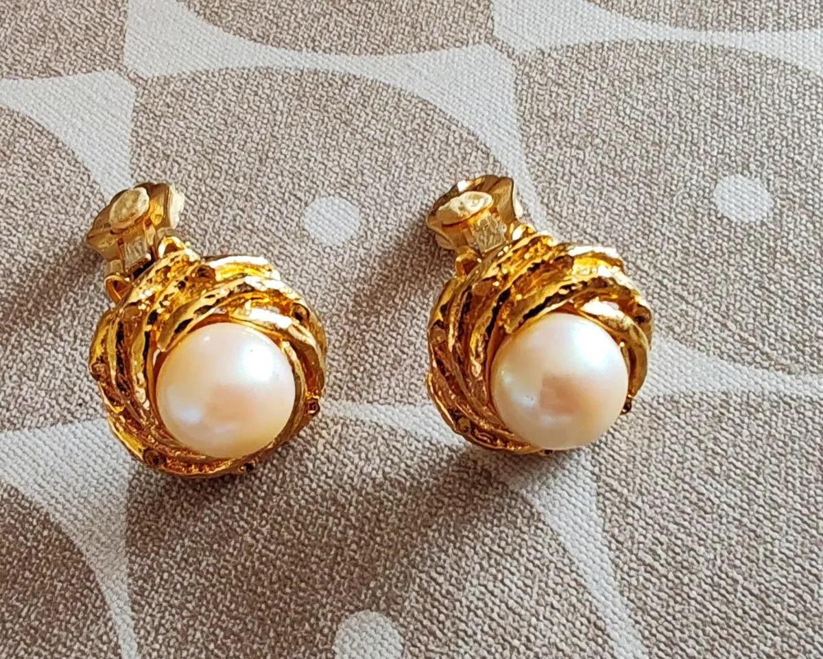 Vintage clip on pearl earrings - Image 1