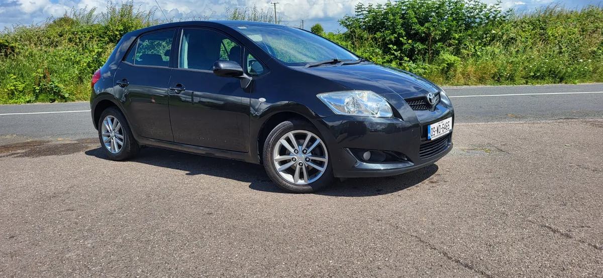 Toyota Auris 2009 Petrol 1,4 Cheap Road Tax - Image 1