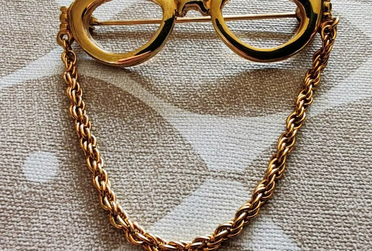 Goldtone brooch - Image 1