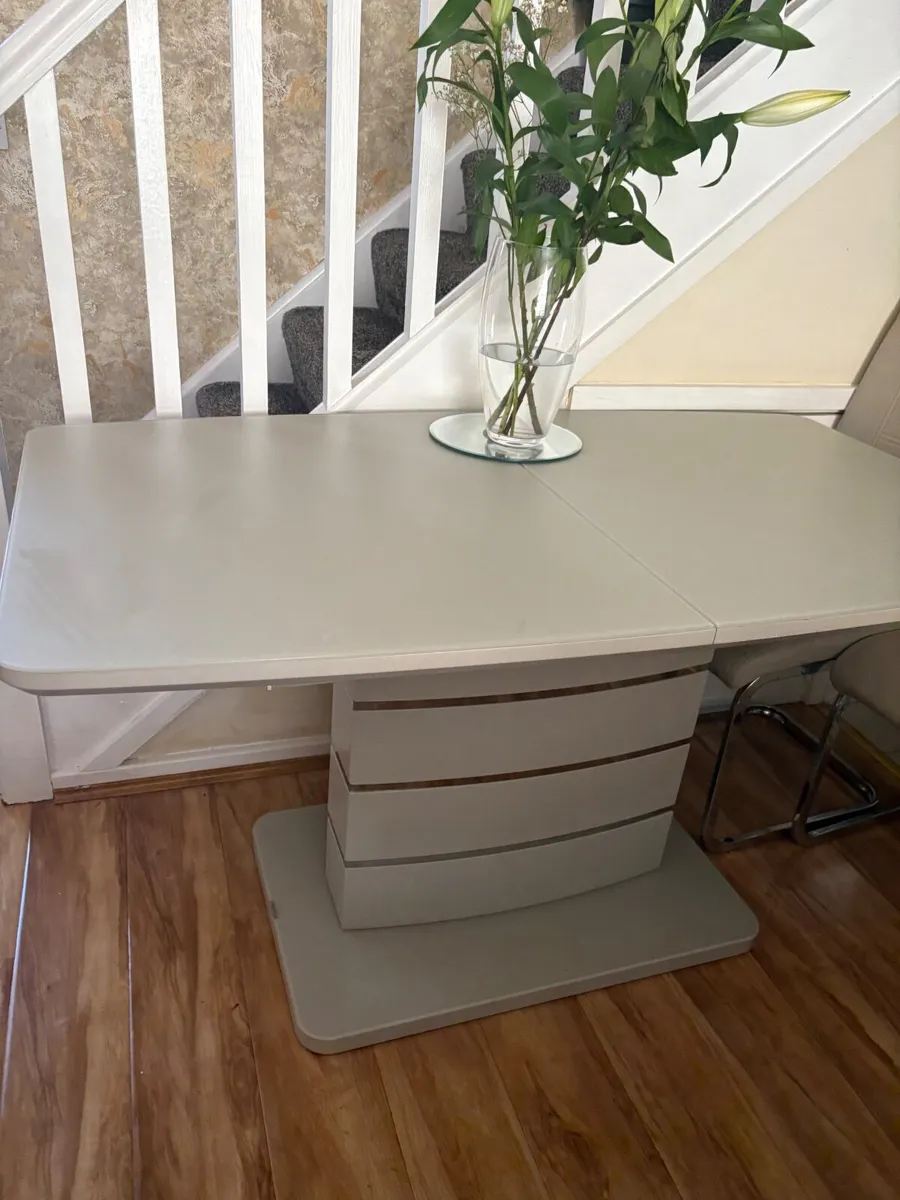 Kitchen table - Image 1