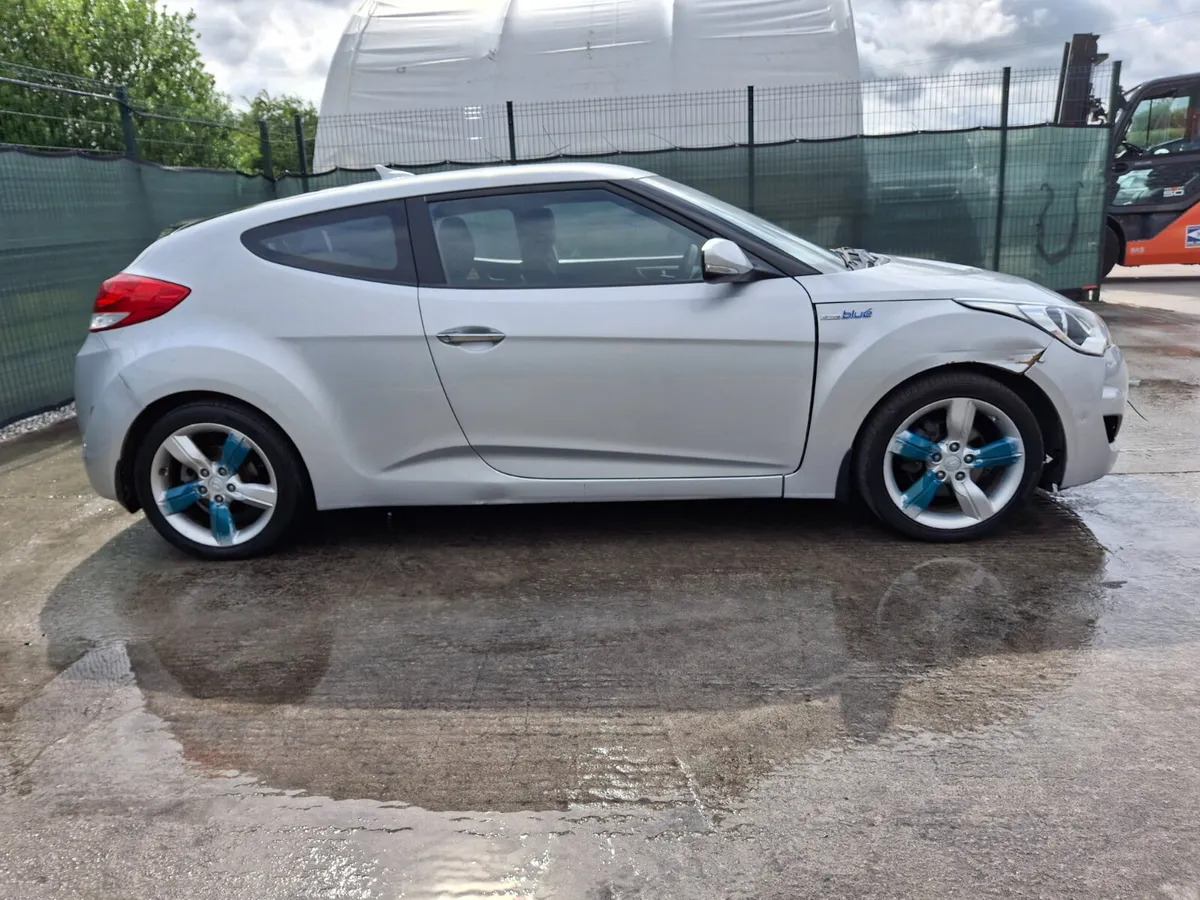 2013 Hyundai Veloster  very light damage - Image 2