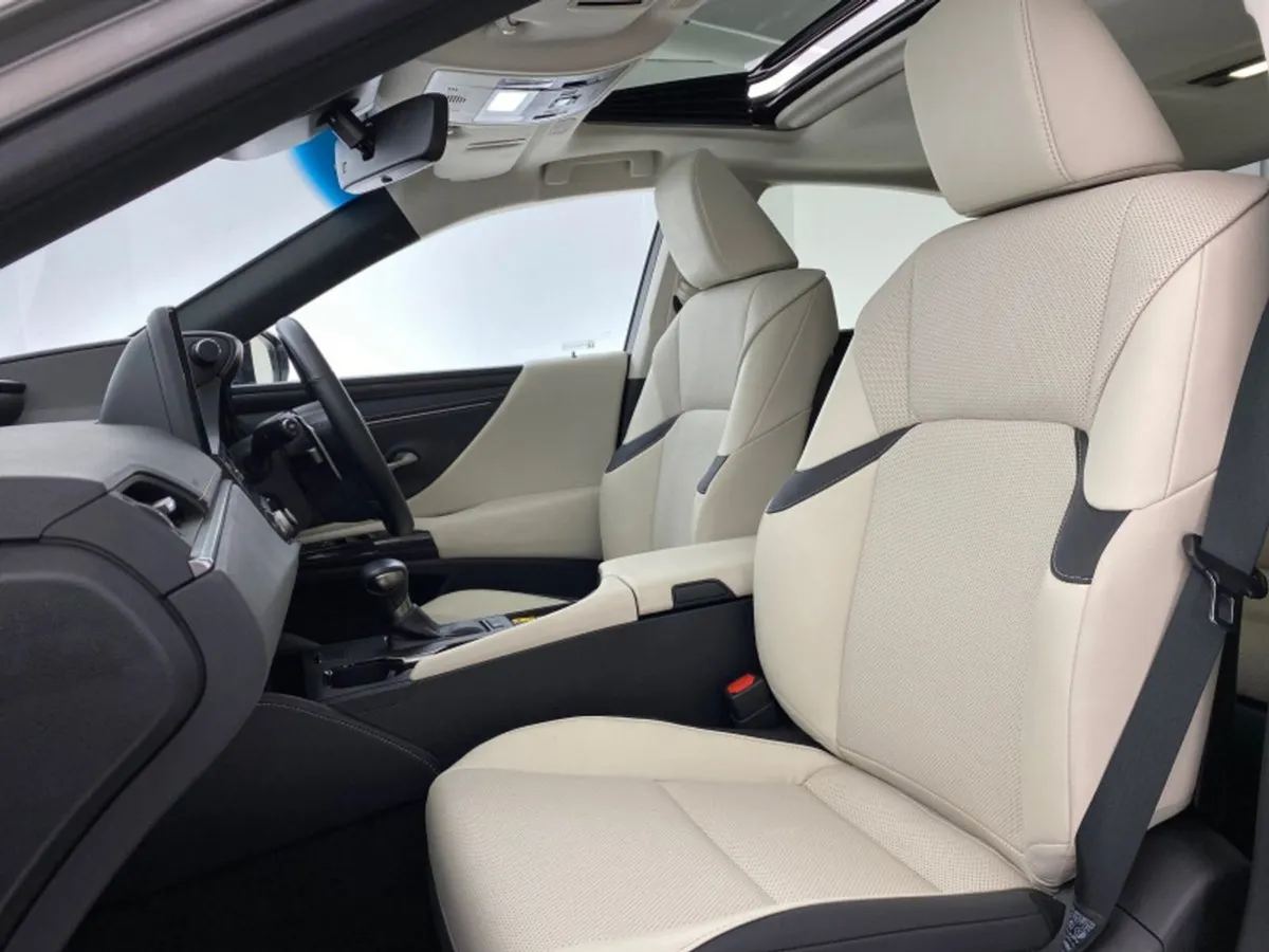 Lexus ES 300h Dynamic - Image 2