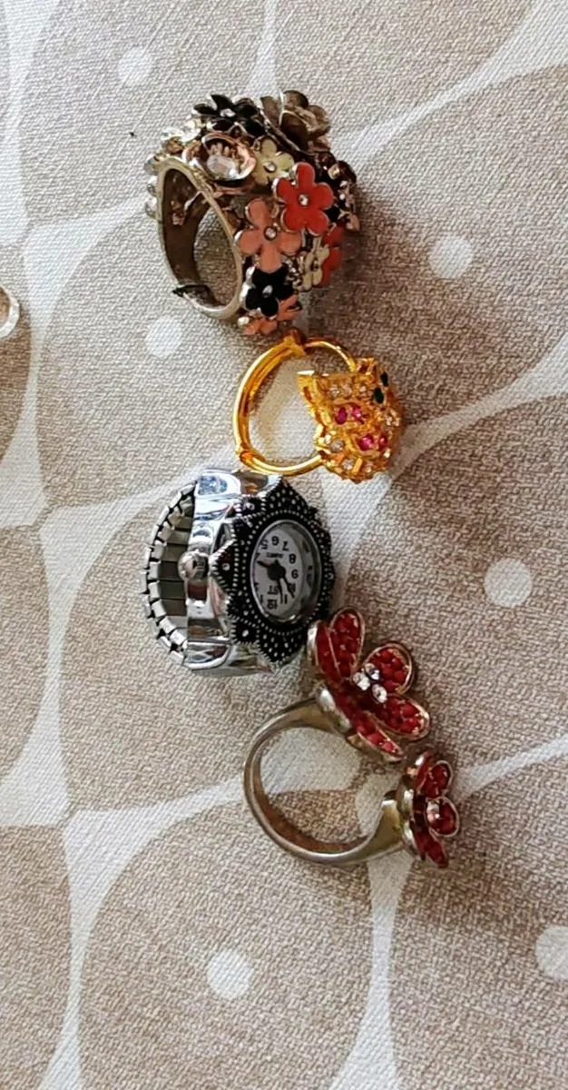 4 costume Rings - Image 1