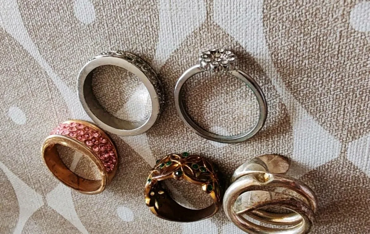 5 costume rings - Image 1