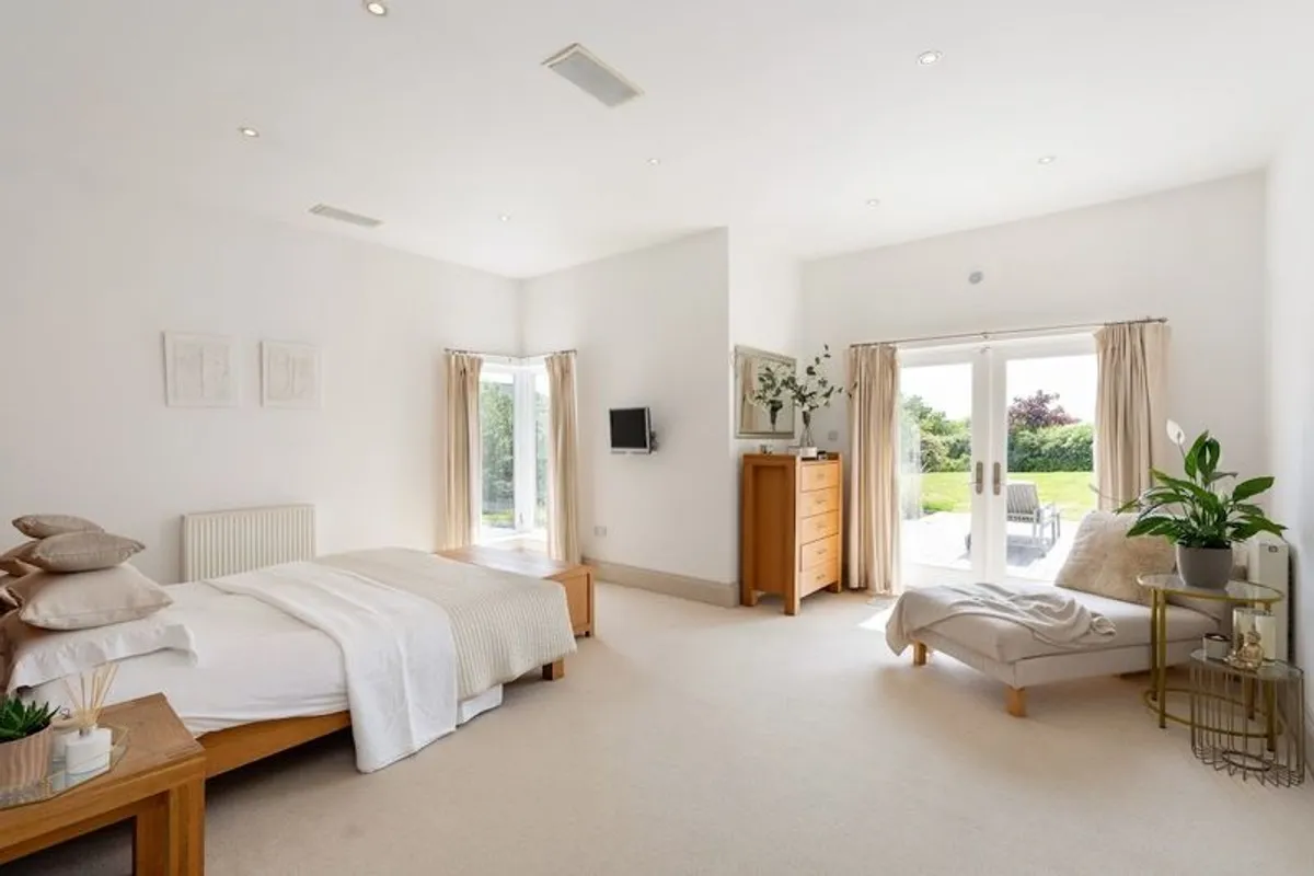 Bedroom furniture - Image 1