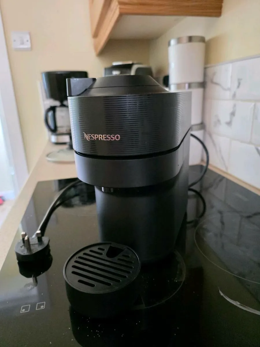NESPRESSO by De'Longhi Vertuo Pop ENV90.B Coffee M - Image 1