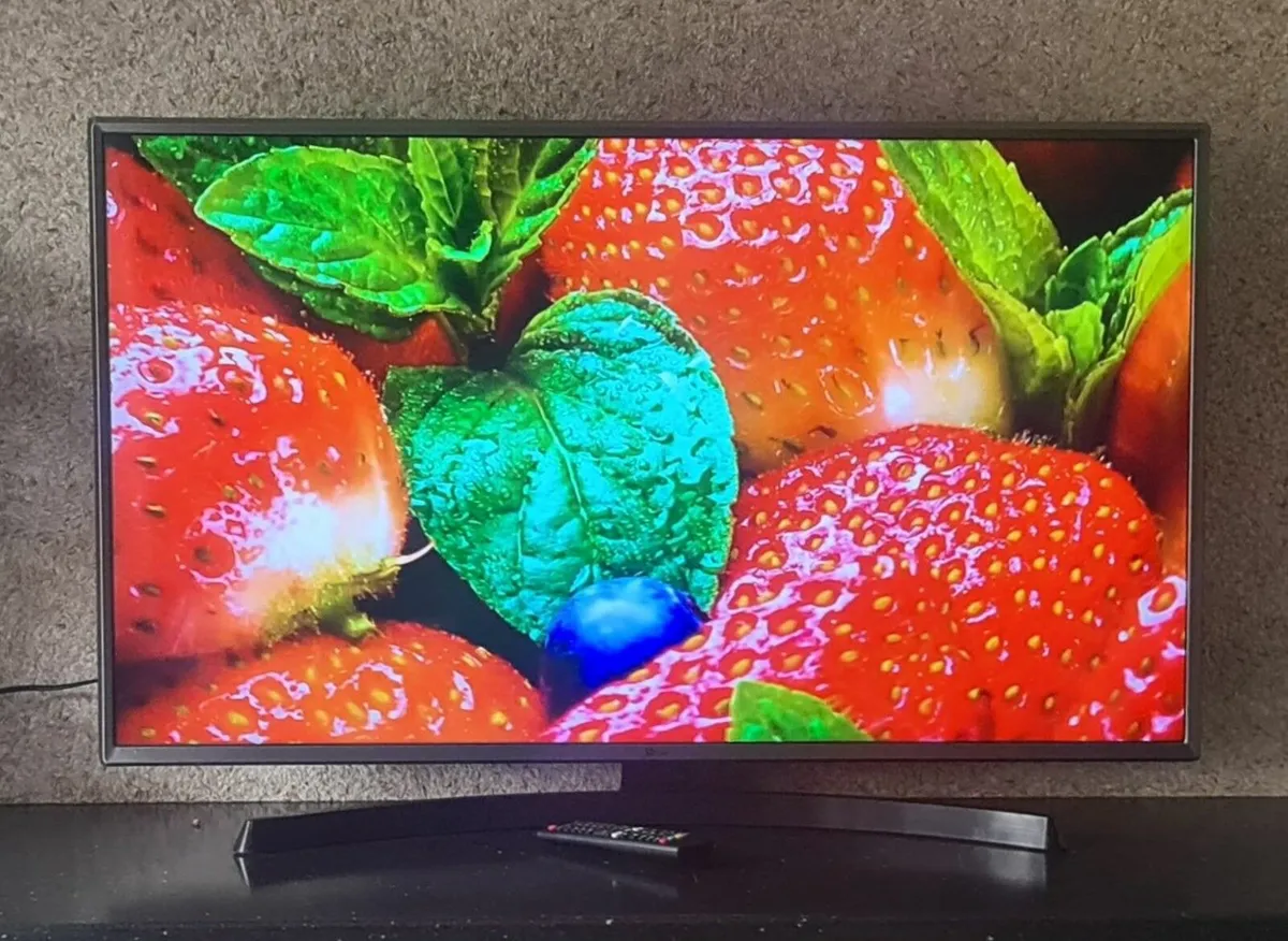 LG 43UJ701V 43" Smart 4K Ultra HD HDR LED TV - Image 4