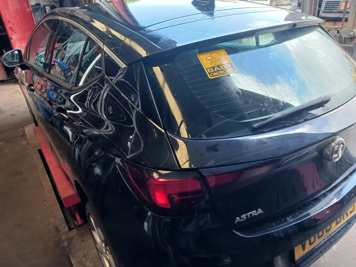 Breaking 2017 vauxhall Astra 1.6 dti - Image 3