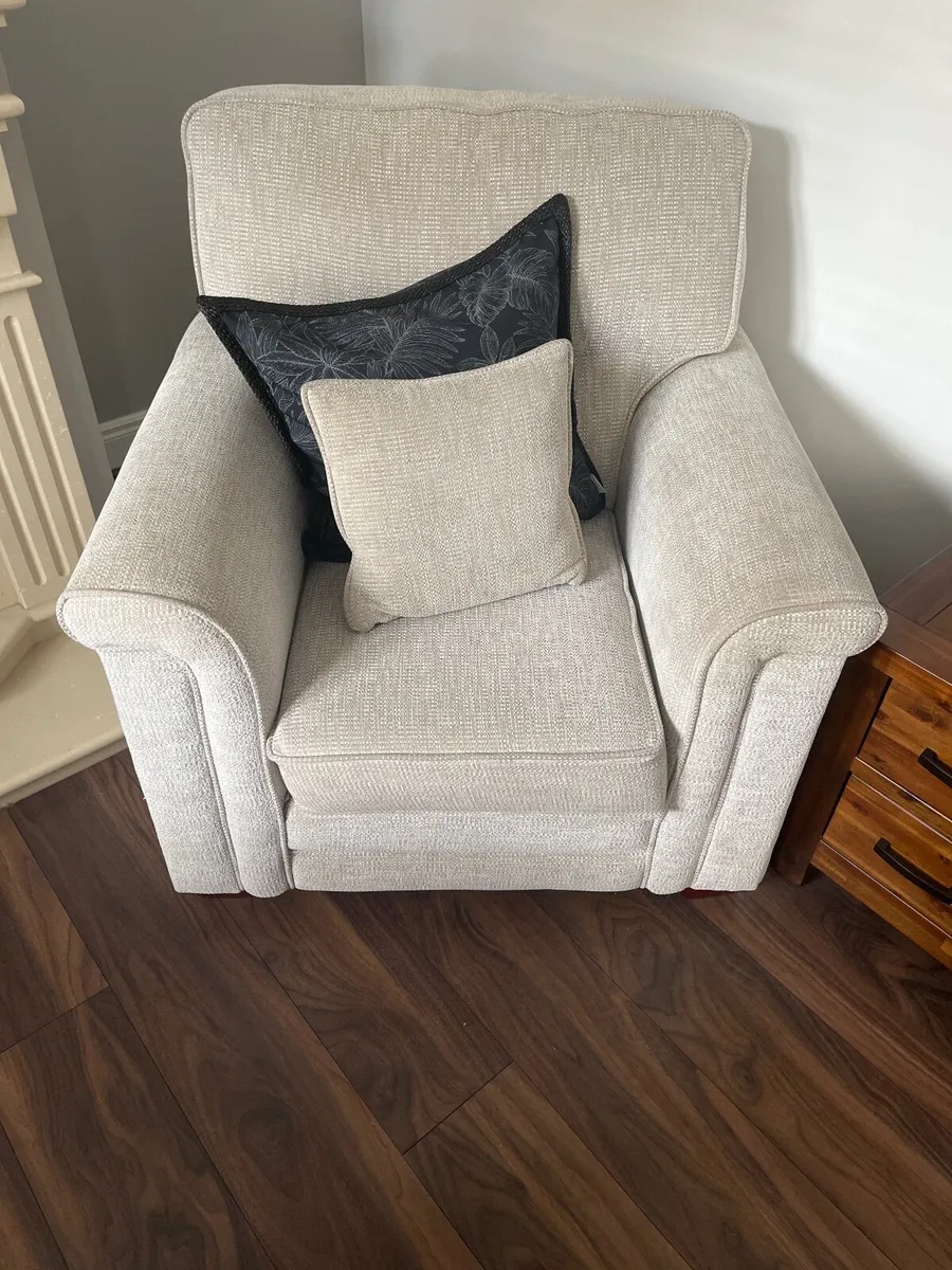 Sofa and single chair. - Image 1