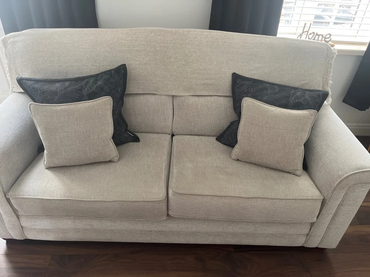 Sofa and single chair. - Image 3