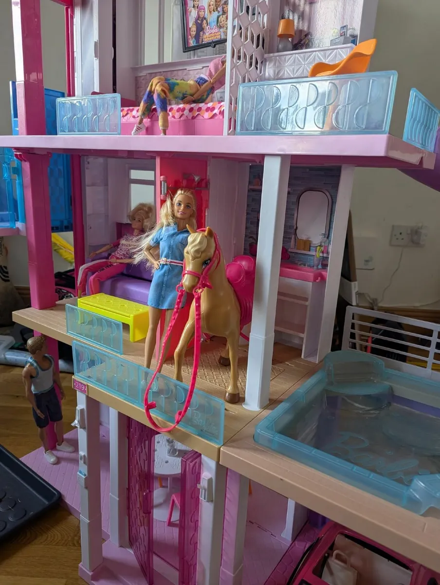 Barbie Dreamhouse with car, pony & dolls - Image 1