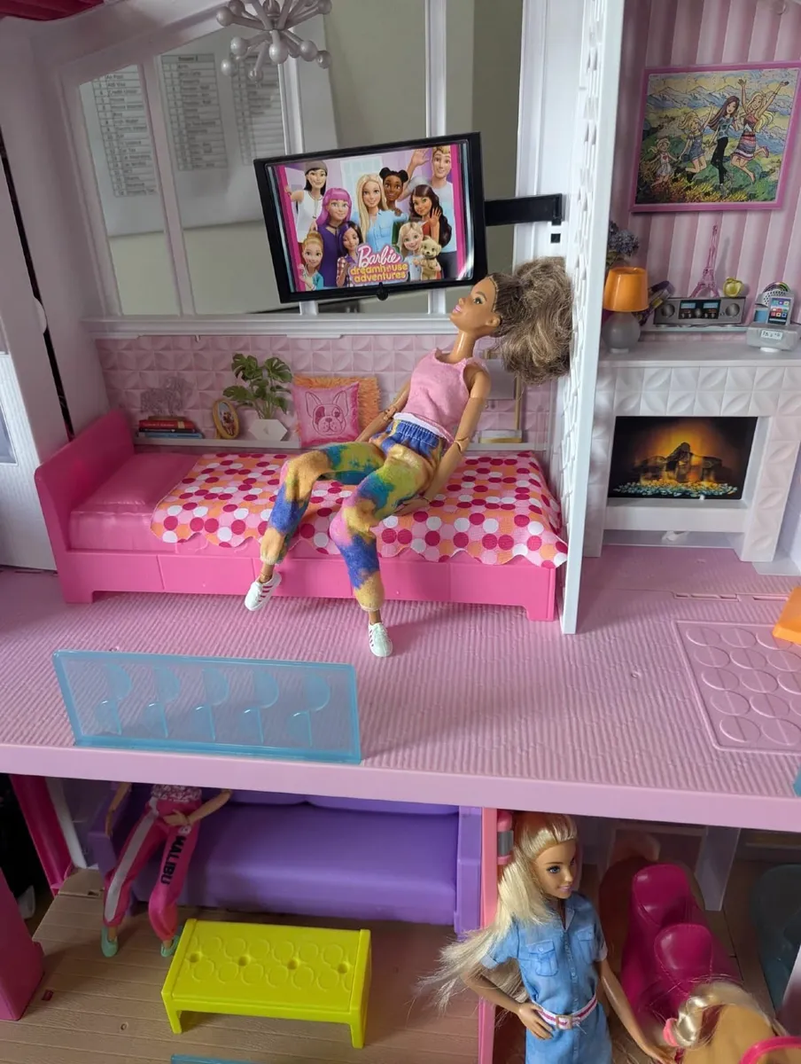 Barbie Dreamhouse with car, pony & dolls - Image 3