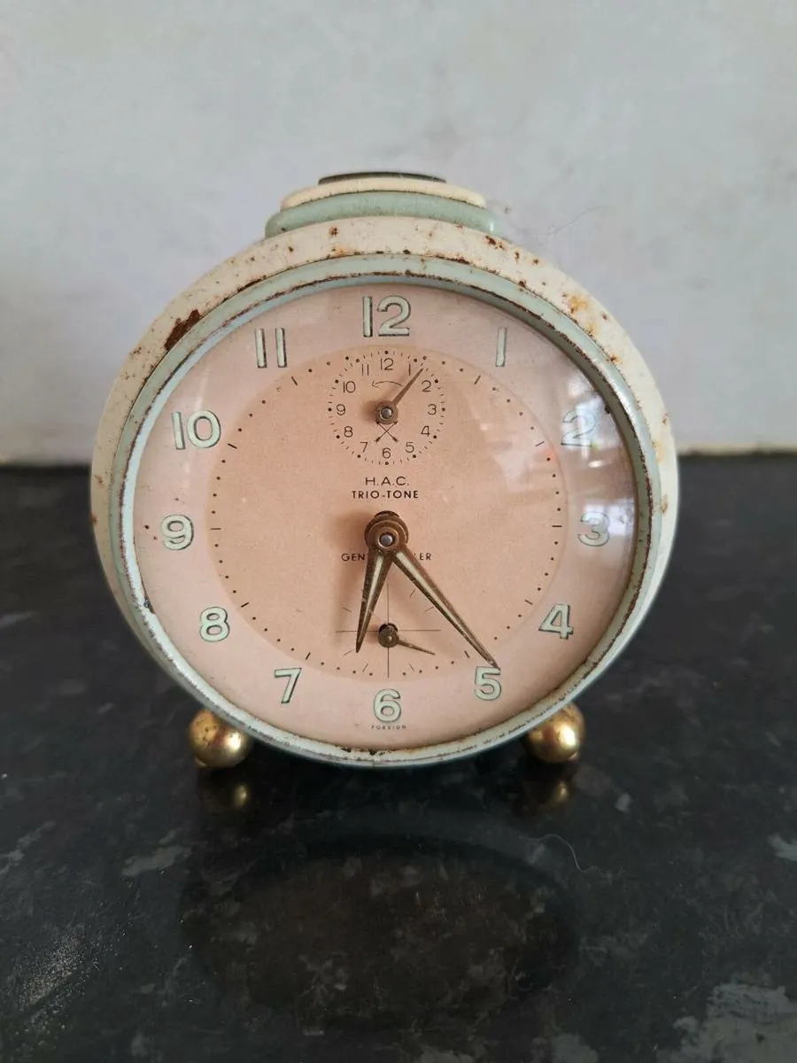 Vintage 1940's HAC trio tone clock - Image 1