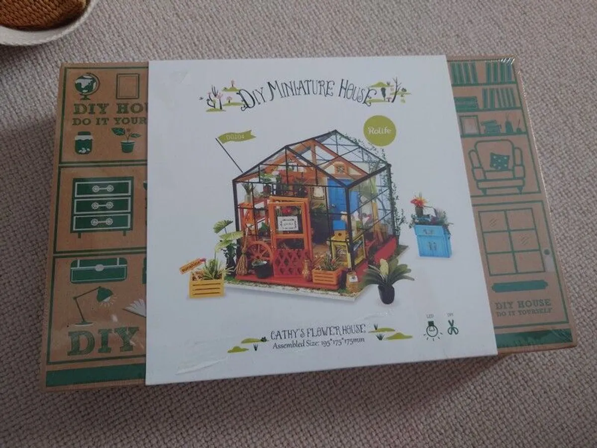 Rolife DIY Miniature House, Cathy's Flower House DG104 - Image 1