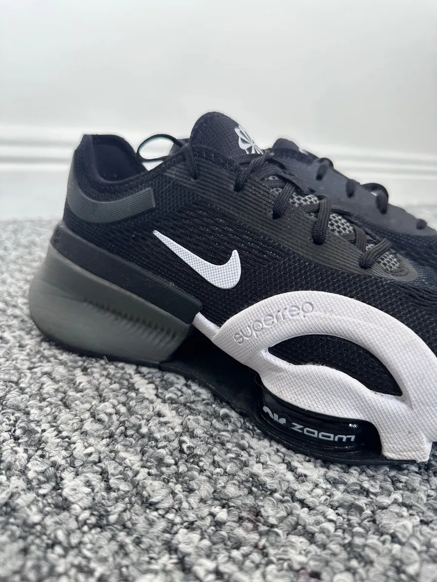 Gym shoes - Image 1