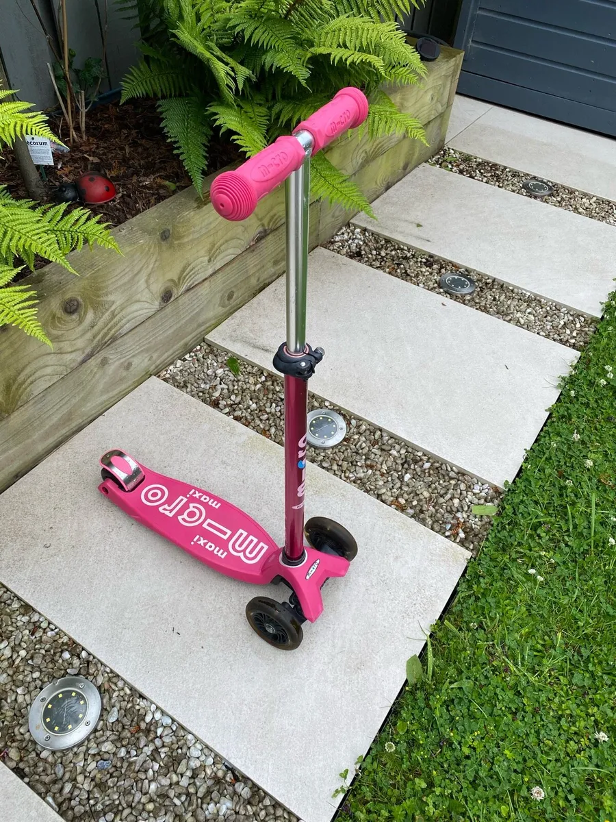 Maxi Micro Deluxe LED SCOOTER - Image 3