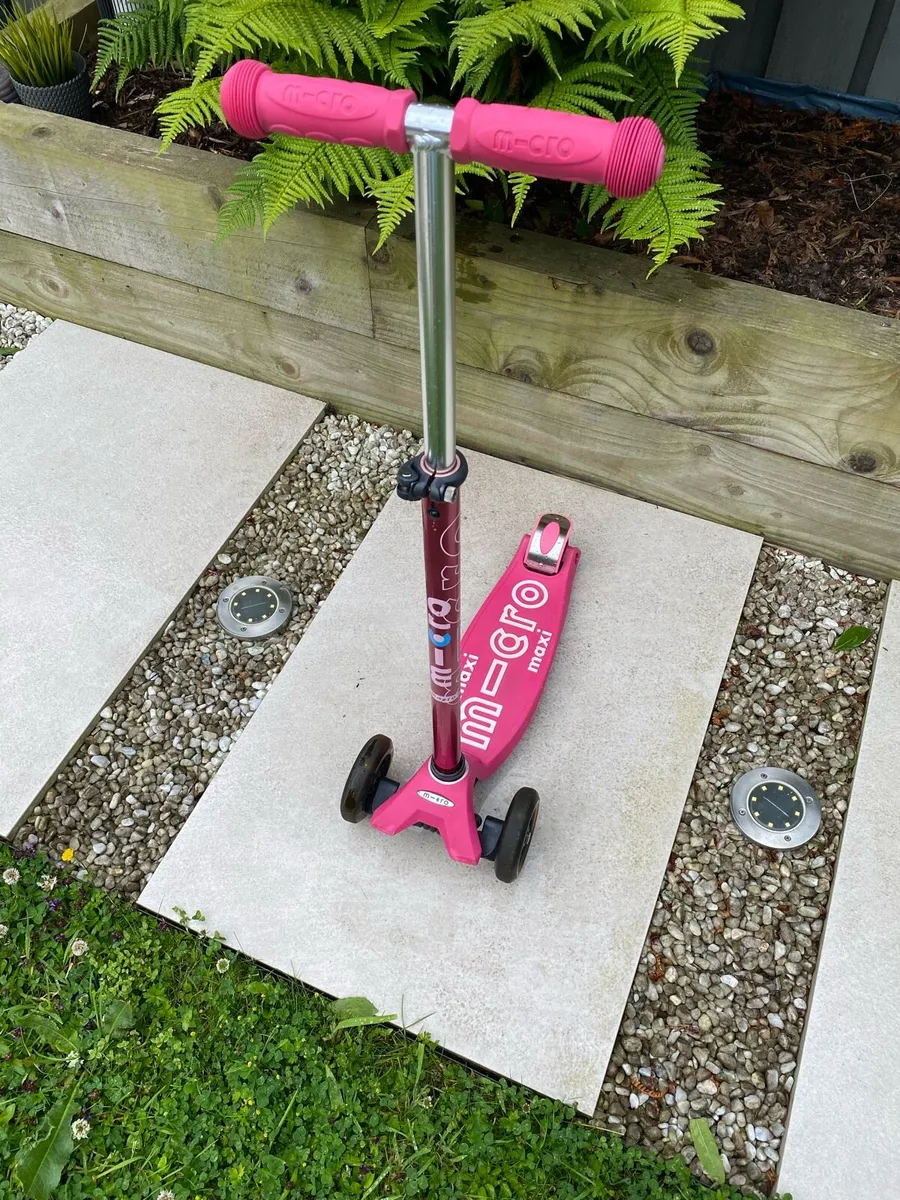 Maxi Micro Deluxe LED SCOOTER - Image 1