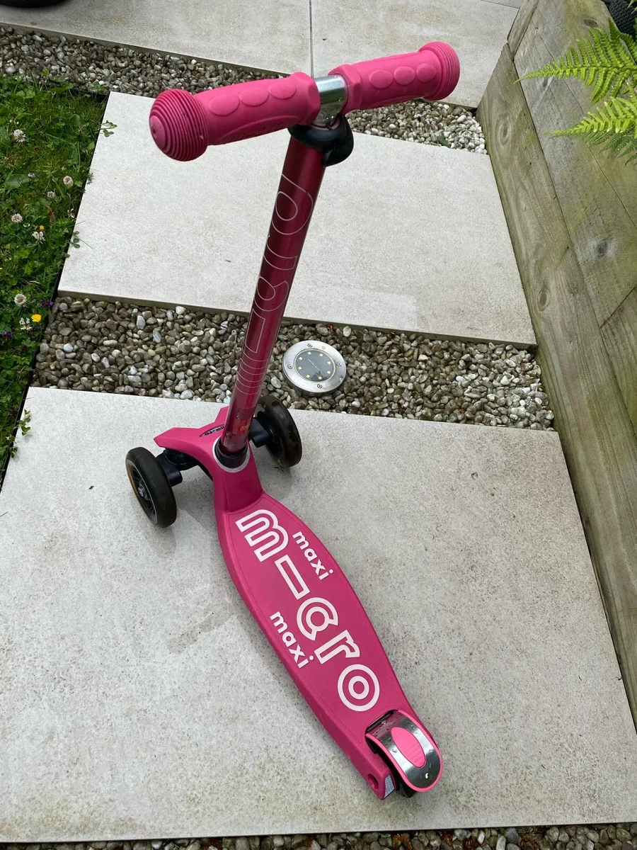 Maxi Micro Deluxe LED SCOOTER - Image 2