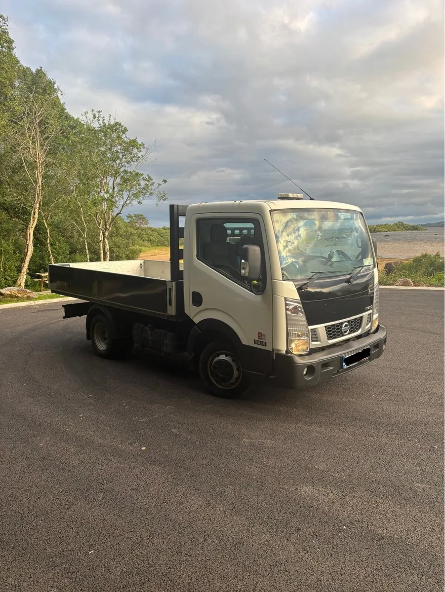 2019 Nissan NT400 Cabstar Twinwheel Dropside - Image 1