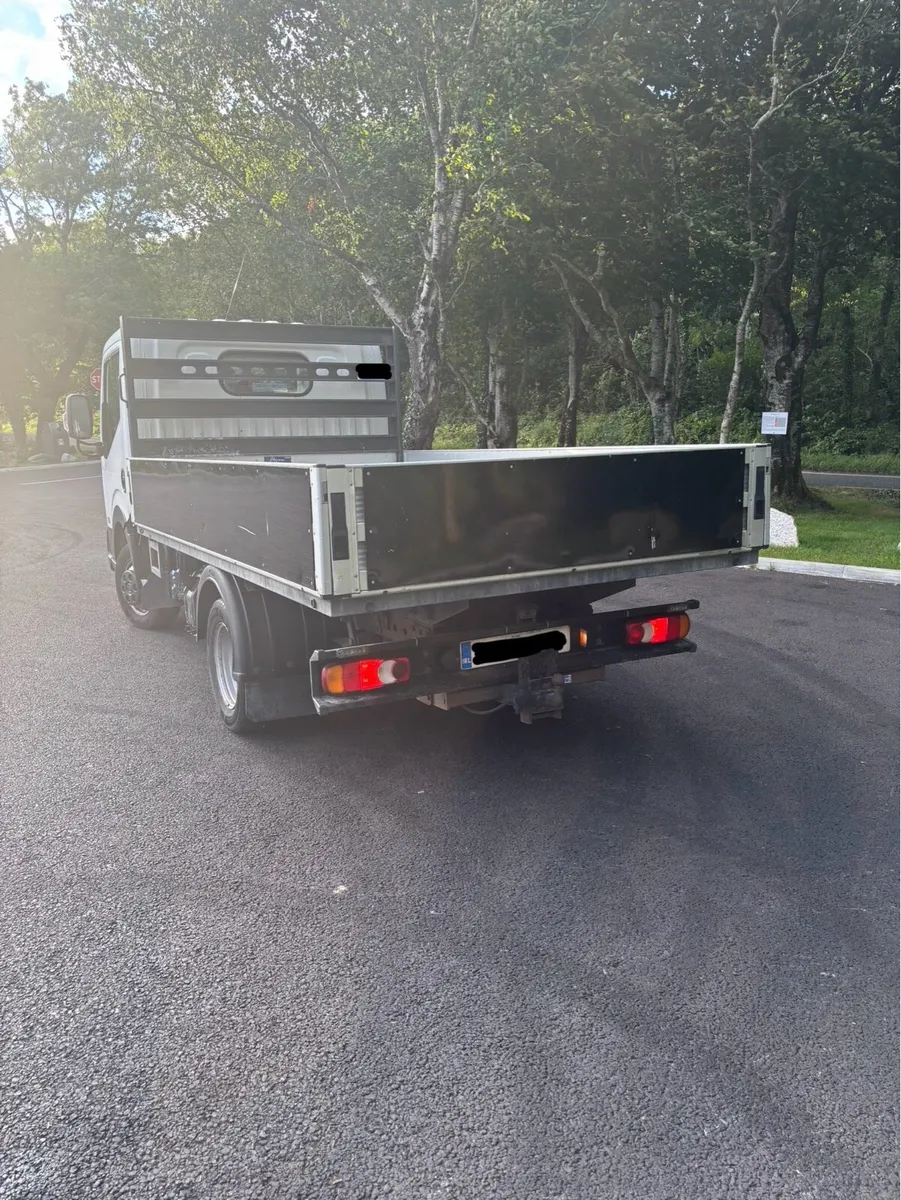 2019 Nissan NT400 Cabstar Twinwheel Dropside - Image 3