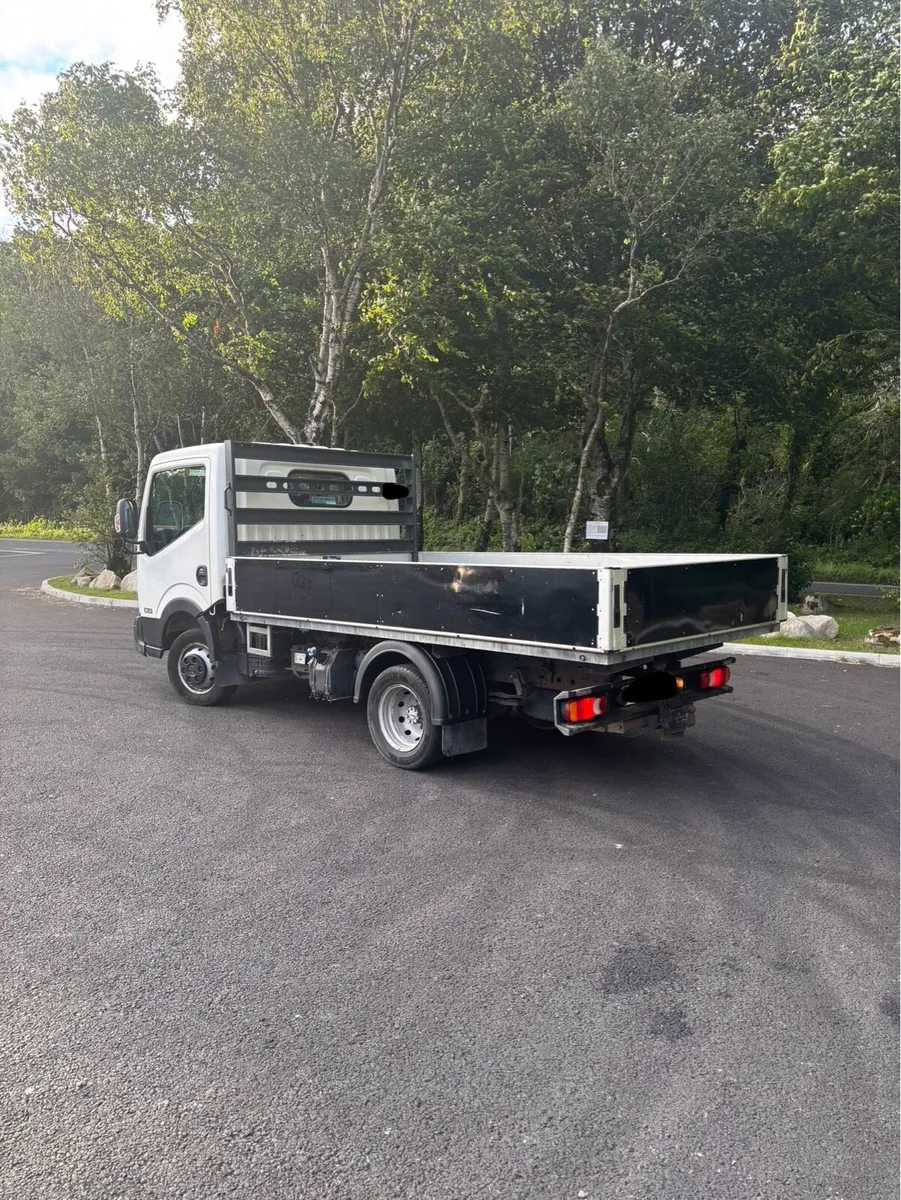 2019 Nissan NT400 Cabstar Twinwheel Dropside - Image 4