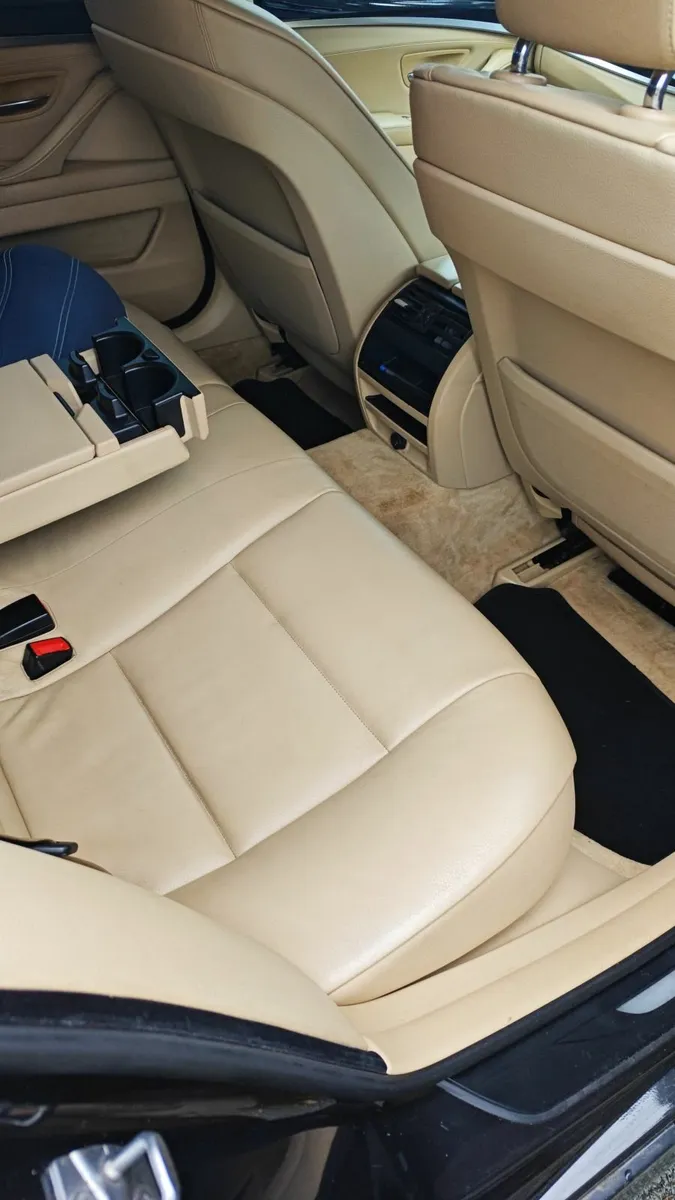 BMW 5-Series 2011 - Image 2