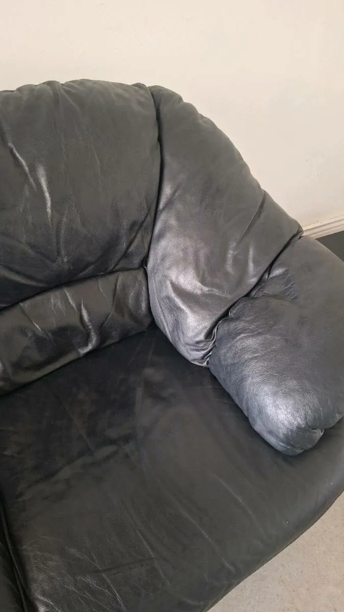 2 seater black leather sofa - can deliver - Image 3