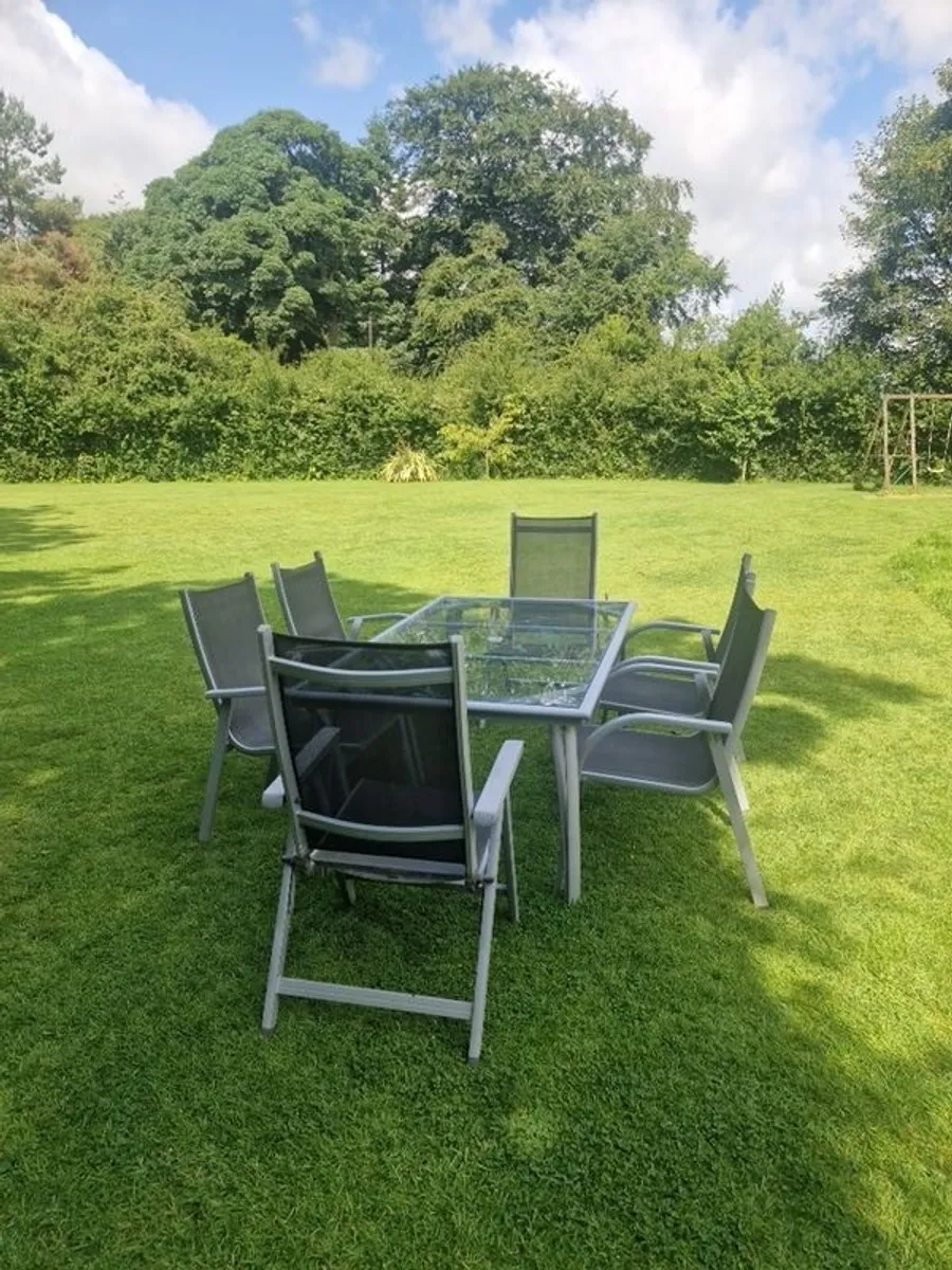 garden dining table and 6 chairs - Image 1